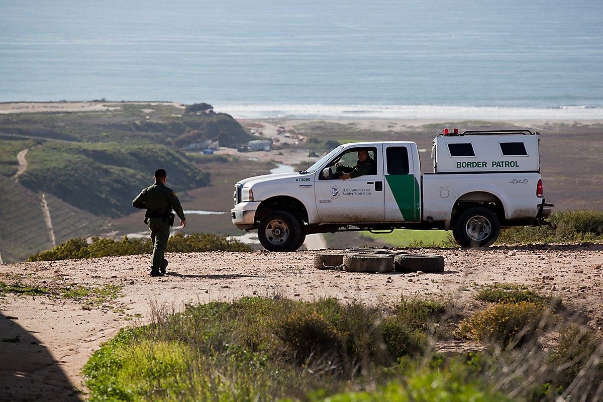 DHS investiga vazamento de dados de 40 mil funcionários, e a imagem mostra agentes da Patrulha de Fronteira dos Estados Unidos em patrulha no setor de San Diego, em foto de arquivo