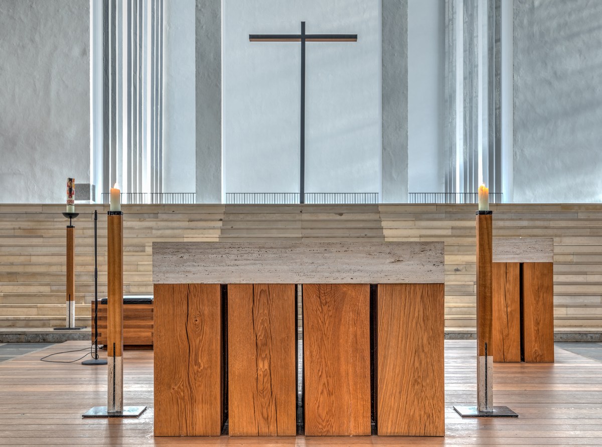Dia de Oração pela Igreja Perseguida, e a imagem mostra o altar de uma igreja com cruz e velas acesas, em foto ilustrativa sobre a oração pelos cristãos perseguidos
