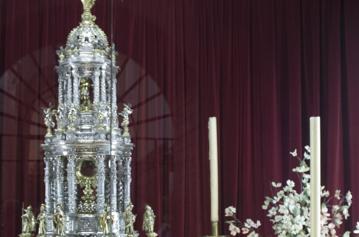 diocese da Guatemala investiga milagre eucarístico após hóstia consagrada não se dissolver, e a imagem mostra um ostensório em celebração do Corpus Christi