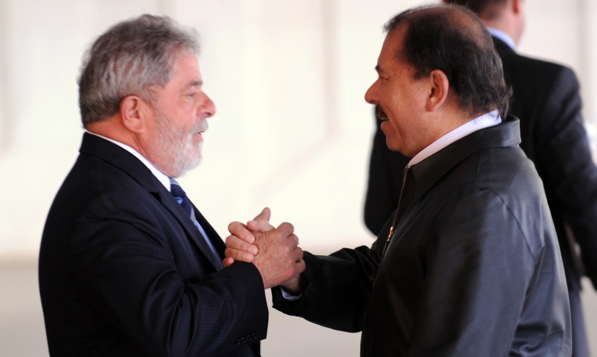 ditador da Nicarágua comemora vitória de Lula em mensagem oficial, e a imagem mostra Daniel Ortega ao lado de Lula em encontro oficial no Brasil