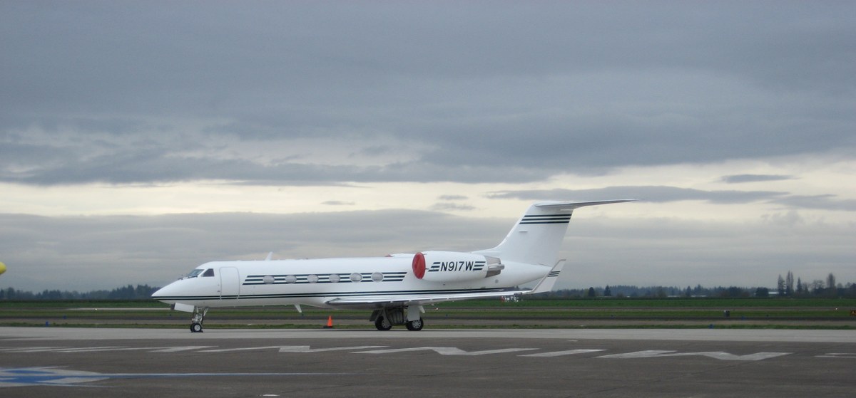 dois helicópteros colidem no ar perto de aeroporto no Oregon, e a imagem mostra uma aeronave no Aeroporto Municipal de McMinnville, no Oregon, perto de onde as duas aeronaves caíram em um campo