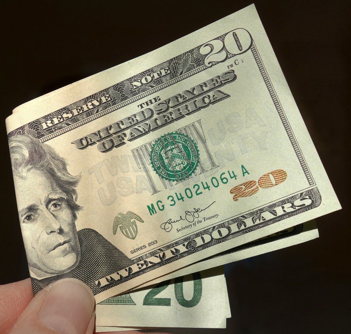 dólar sobe com incertezas da política fiscal, e a imagem mostra cédulas de 20 dólares dobradas, em foto ilustrativa sobre o câmbio