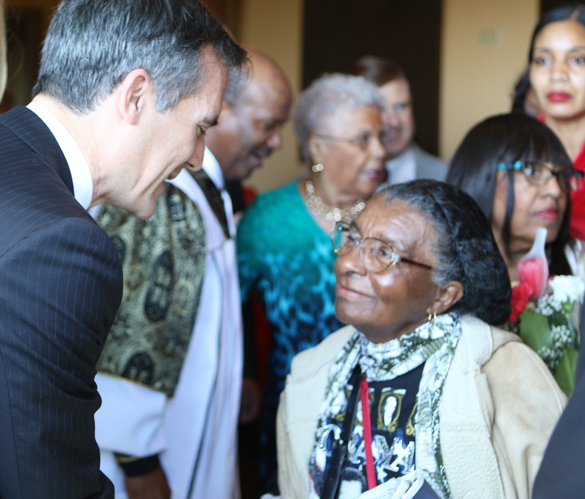 duas mil igrejas do Texas participam do Black Out Sunday, e a imagem mostra fiéis de uma igreja metodista africana nos Estados Unidos reunidos em um encontro da congregação