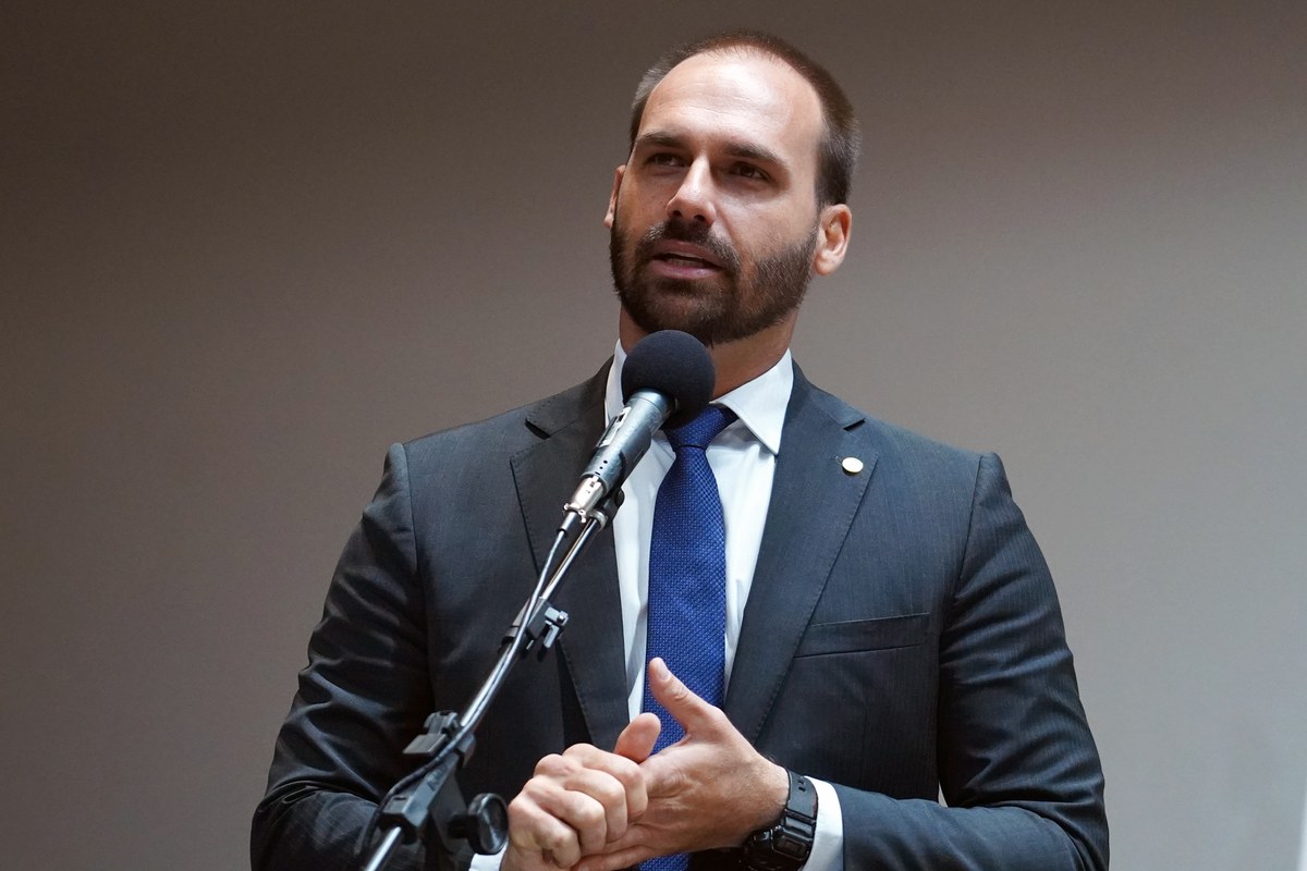 Eduardo Bolsonaro publica foto com Flávio nos EUA, e a imagem mostra Eduardo Bolsonaro em retrato de arquivo de abril de 2019