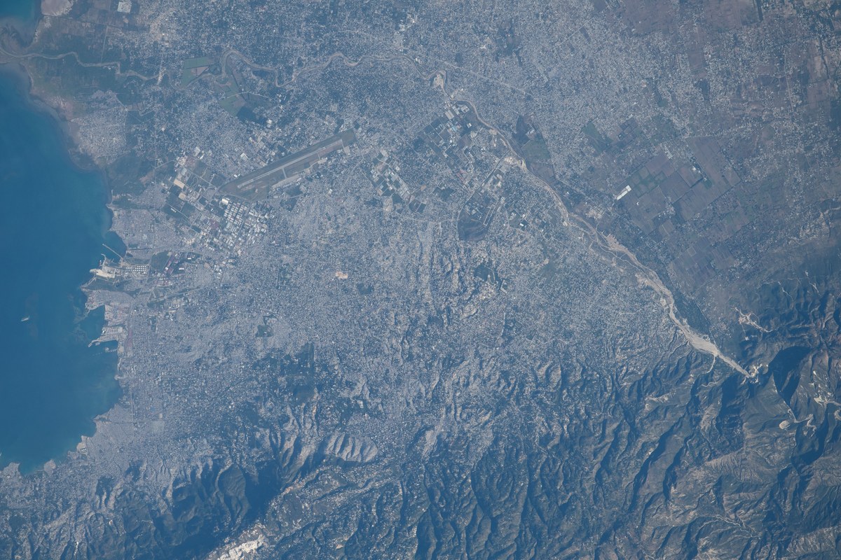 El Salvador promete 2 mil soldados para restaurar a ordem no Haiti em apoio às operações antigangues, e a imagem mostra uma vista de Porto Príncipe, capital do Haiti, em foto de arquivo