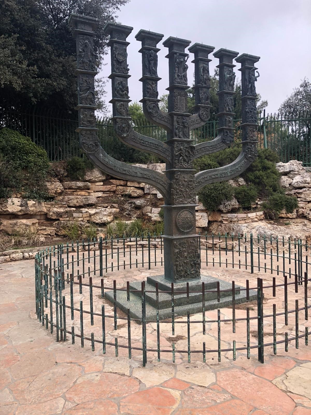 eleição em Israel termina sem vencedor definido nesta terça feira, e a imagem mostra a Menorá do Knesset, o Parlamento israelense, em Jerusalém