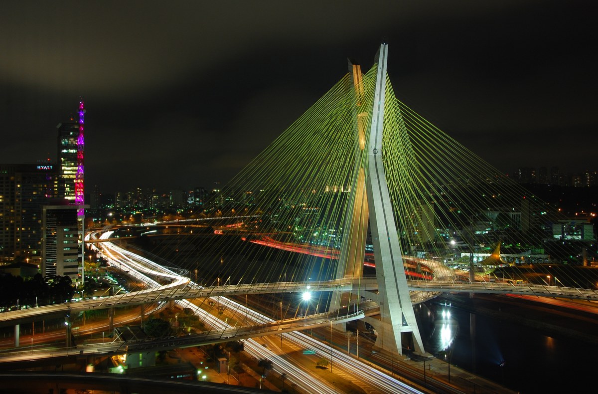 encontro de jovens líderes cristãos em São Paulo, e a imagem mostra a Ponte Estaiada Octavio Frias de Oliveira, um dos cartões postais de São Paulo