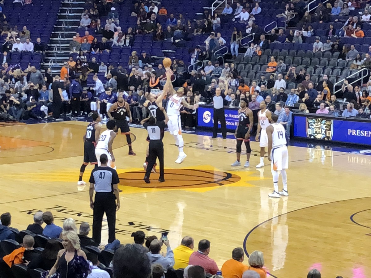 Ernie Johnson deixa o Inside the NBA após 3 décadas, e a imagem mostra uma partida de basquete da NBA em andamento, com jogadores em quadra, em foto de arquivo