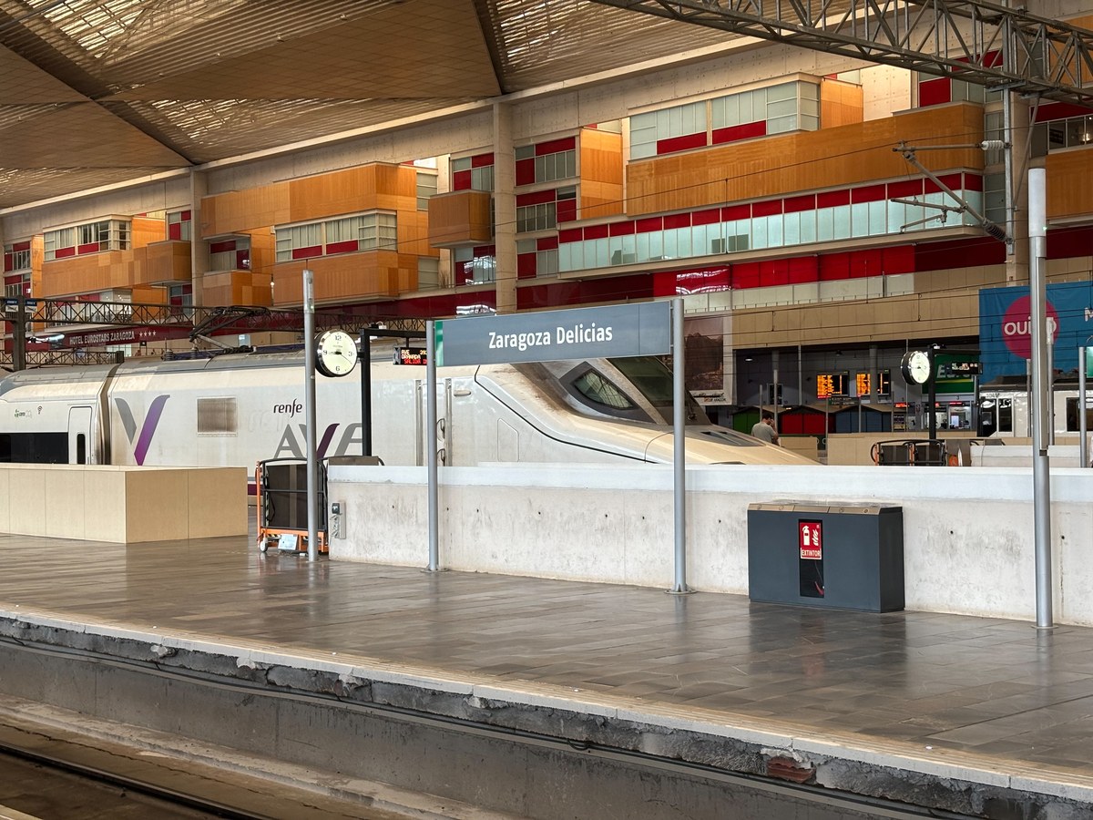Espanha decreta 3 dias de luto por colisão de trens, e a imagem mostra um trem de alta velocidade da Renfe em estação espanhola, em foto de arquivo