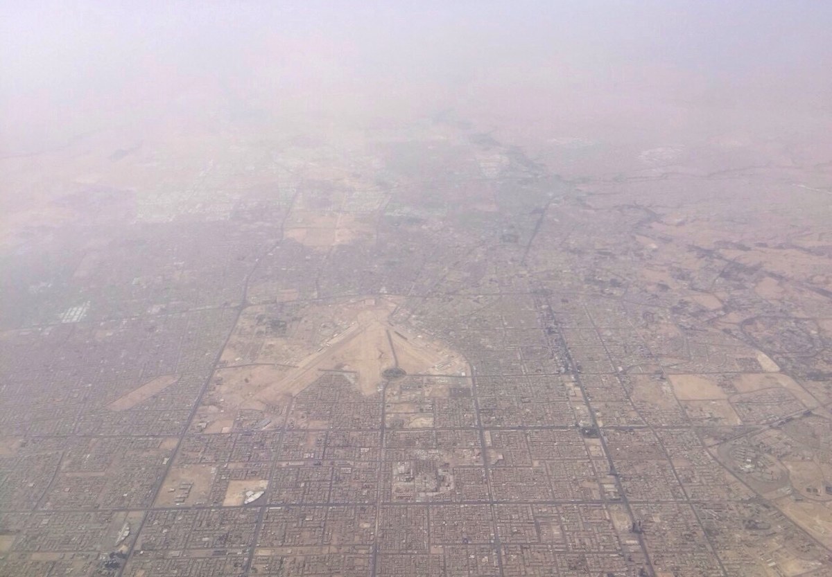 Estados Unidos retiram funcionários da Arábia Saudita, e a imagem mostra o Aeroporto Internacional Rei Khalid, em Riade, com sua torre e terminal, aeroporto do tipo citado no alerta sobre interrupções de voos no país