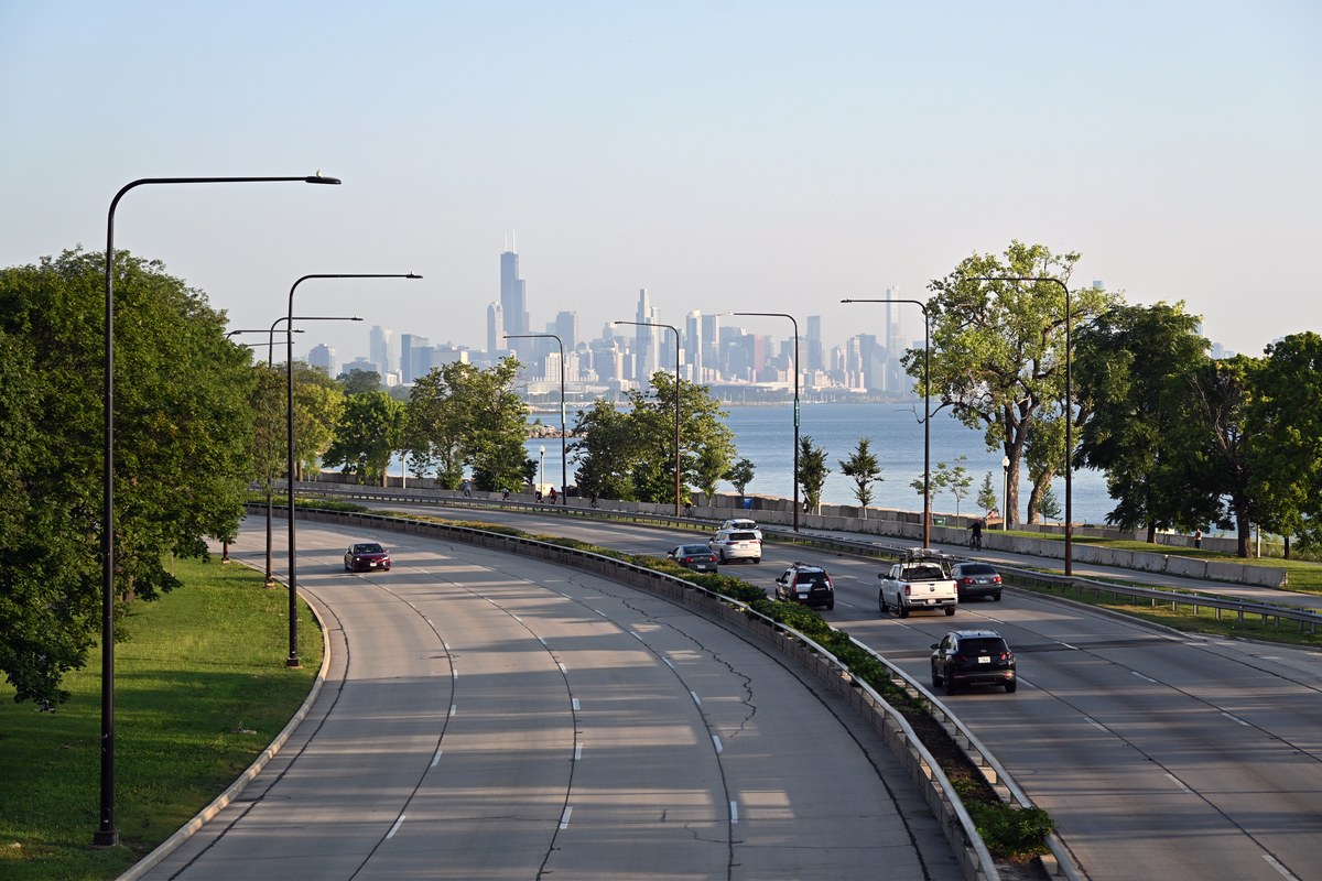 evangélicos oram por solicitantes de asilo em Chicago em vigília com velas, e a imagem mostra o centro de Chicago ao amanhecer, cidade onde o ato foi realizado diante do escritório do ICE