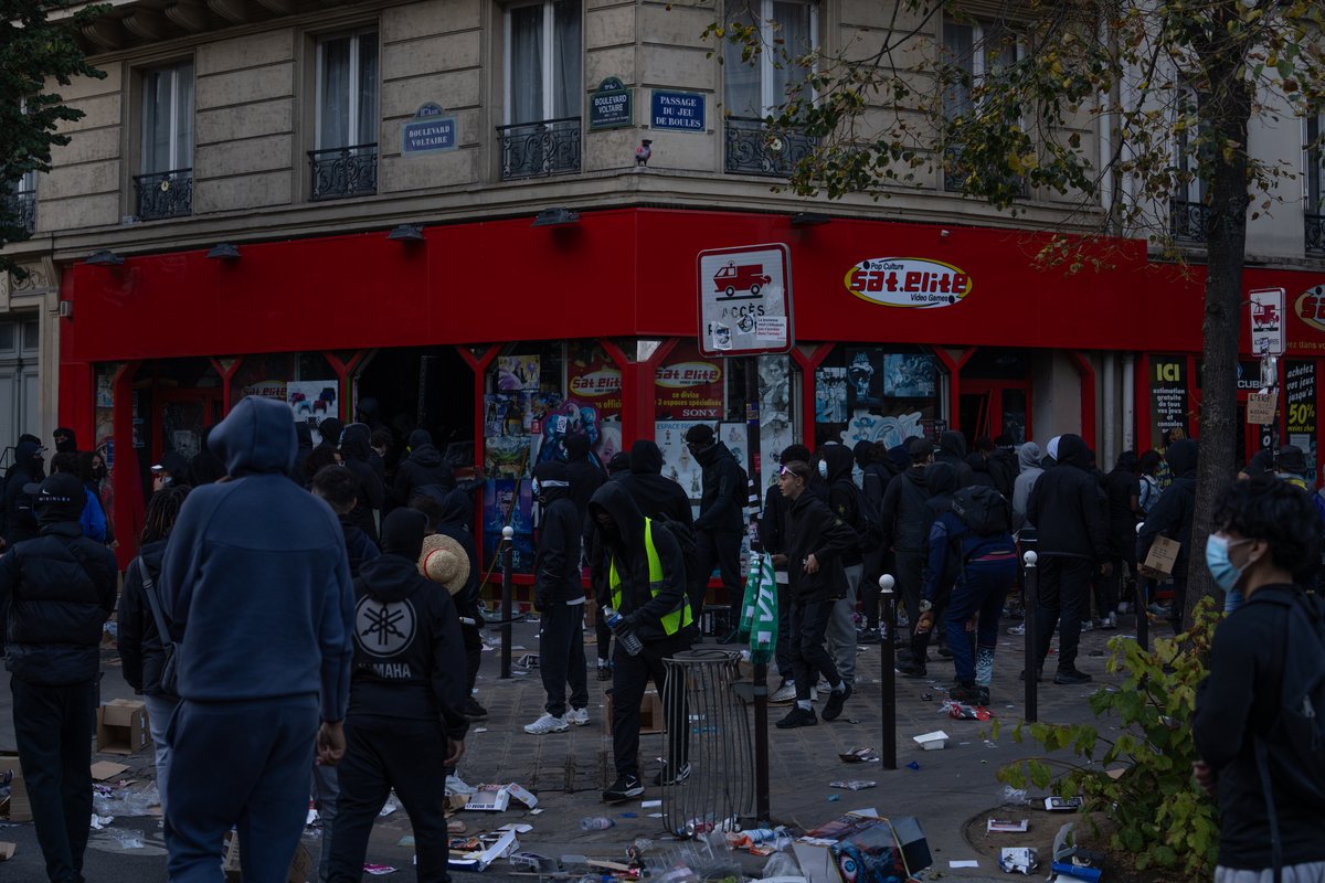Multidão nas ruas de Paris durante os protestos de outubro de 2026 na capital francesa