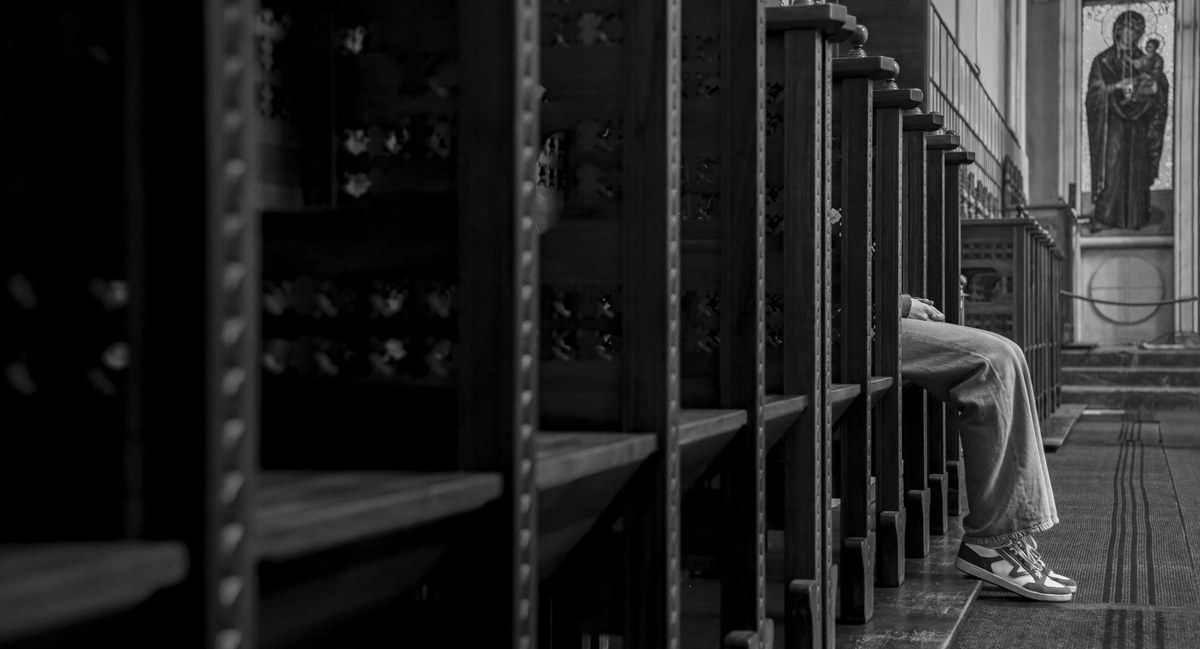 Fiéis em oração no interior de uma igreja