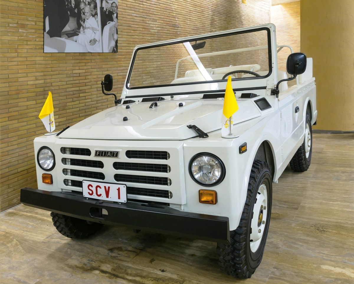exposição de papamóveis históricos no Vaticano, e a imagem mostra um papamóvel Fiat histórico exposto em museu do Vaticano, com placa SCV 1