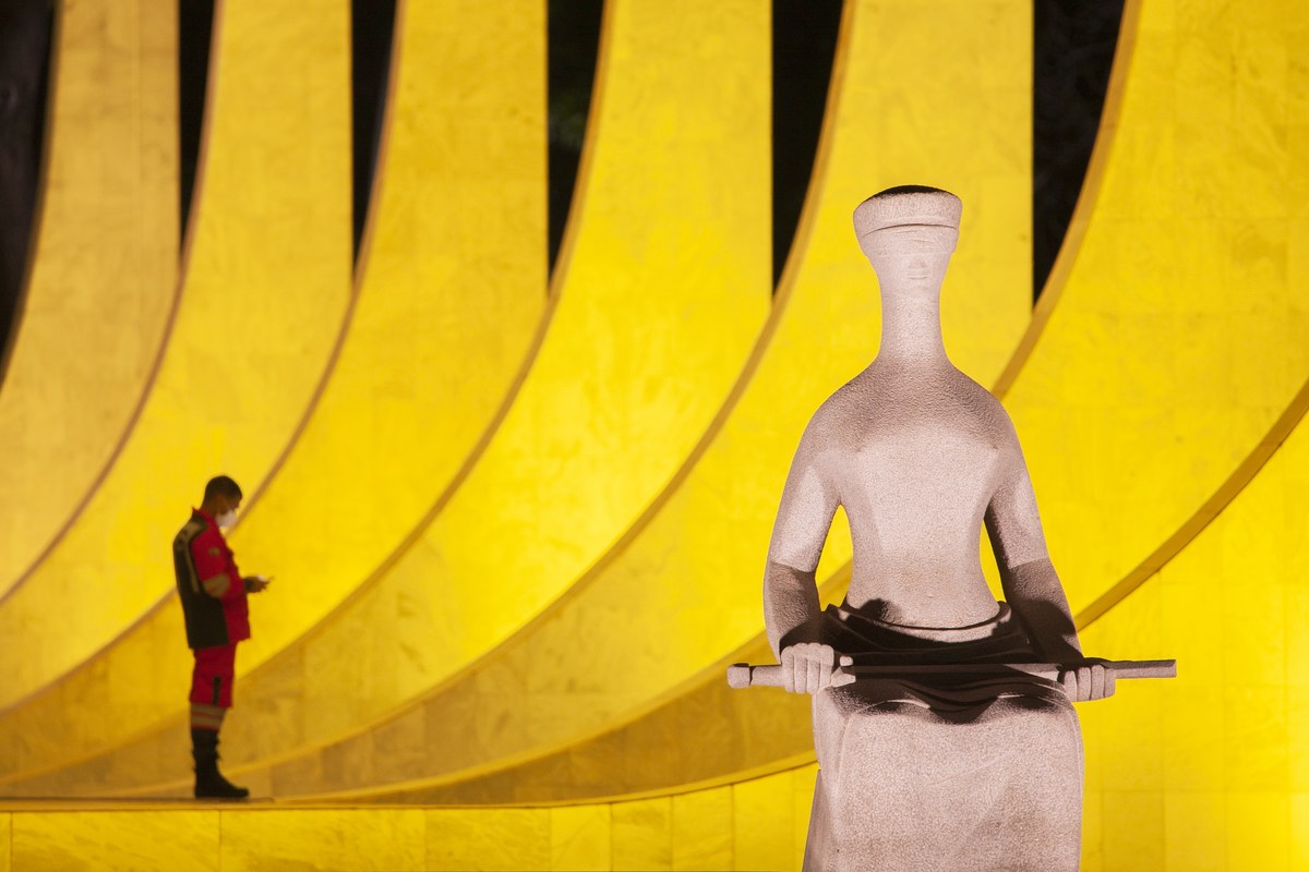 Fachin arquiva 5 investigações do inquérito das fake news, e a imagem mostra a estátua da Justiça diante do prédio do Supremo Tribunal Federal, em Brasília