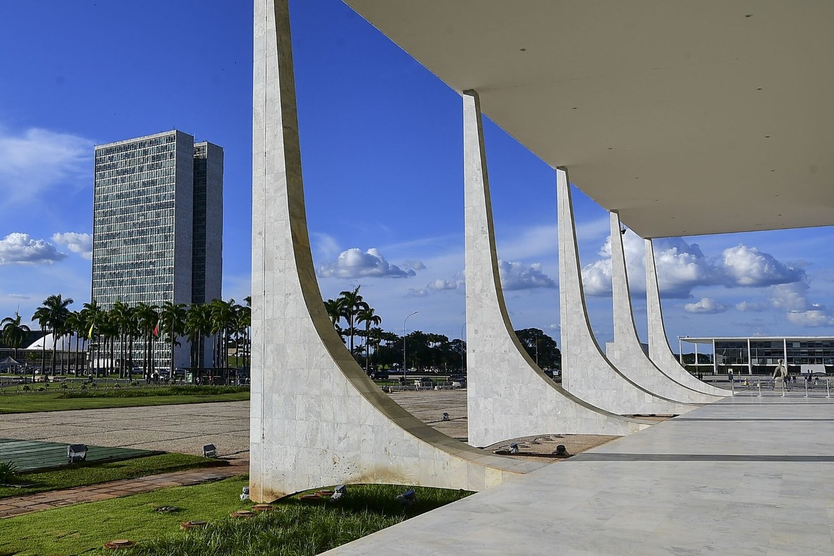 Fachin arquiva inquérito contra Eduardo Bolsonaro no Supremo Tribunal Federal, e a imagem mostra a fachada do prédio do STF em Brasília