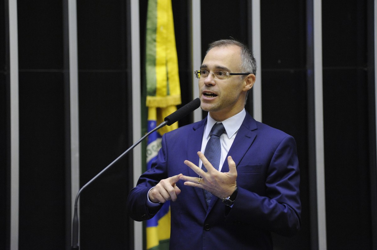 Fachin devolve inquéritos do INSS a Mendonça, e a imagem mostra o ministro André Mendonça, do Supremo Tribunal Federal, relator para o qual retornam as investigações da Operação Sem Desconto