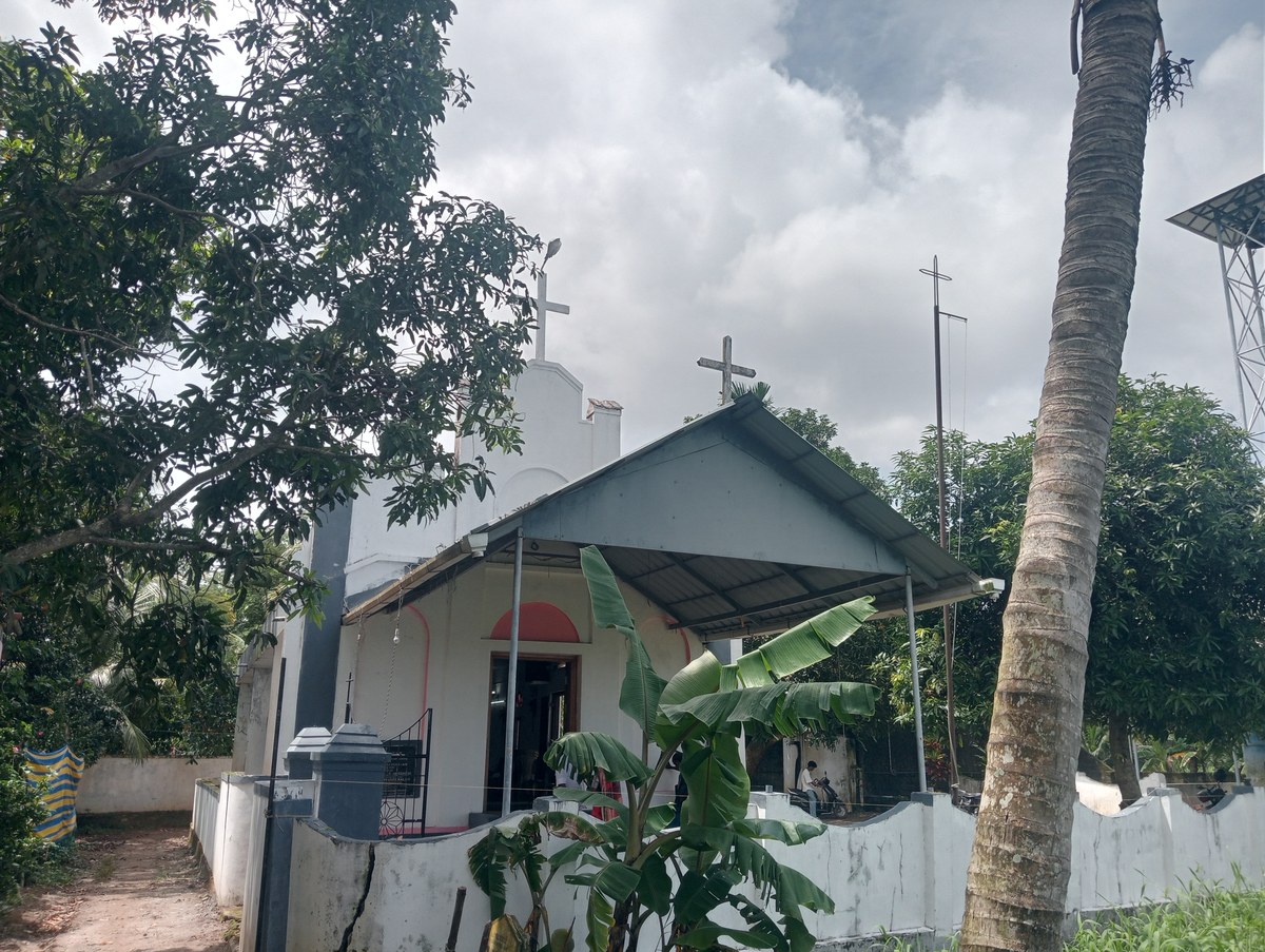 família cristã na Índia perde lar por recusa em negar Jesus, e a imagem mostra uma igreja anglicana na Índia, em Kerala, em referência às comunidades cristãs do país que enfrentam pressão para abandonar a fé