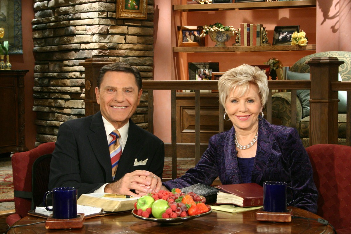 família de Kenneth Copeland fala sobre sucessão no ministério, e a imagem mostra Kenneth e Gloria Copeland apresentando um programa de televisão do ministério, em referência à obra construída pelo casal ao longo de décadas