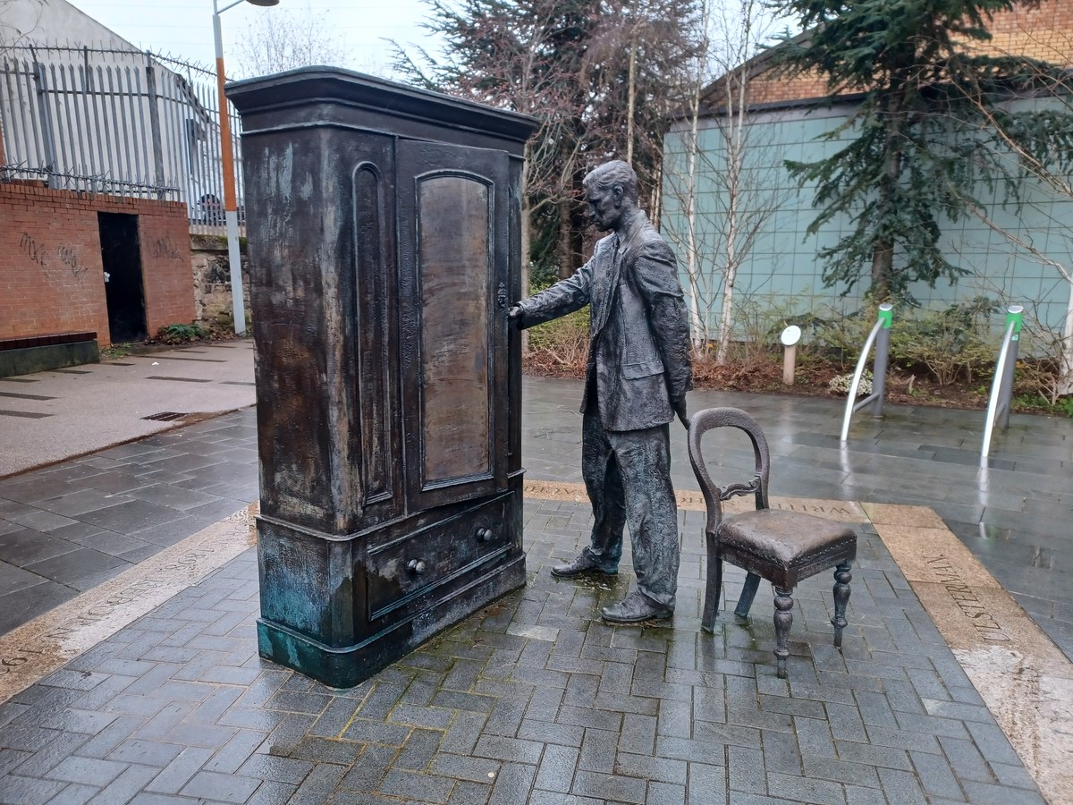 Esculturas da C. S. Lewis Square, em Belfast, dedicadas ao autor de Nárnia, enquanto fãs de Nárnia pedem saída de Greta Gerwig