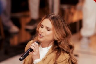 Fé em Cena na Globo: Aline Barros cantando em clipe oficial, um dos nomes previstos para o novo programa gospel da emissora