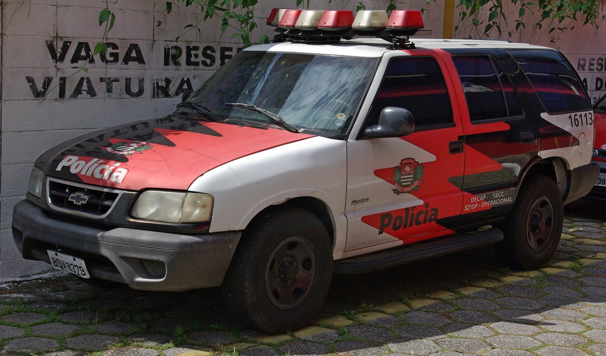 Fernando Sastre confessa que bebeu antes de dirigir o Porsche em julgamento em São Paulo; imagem temática de viatura policial