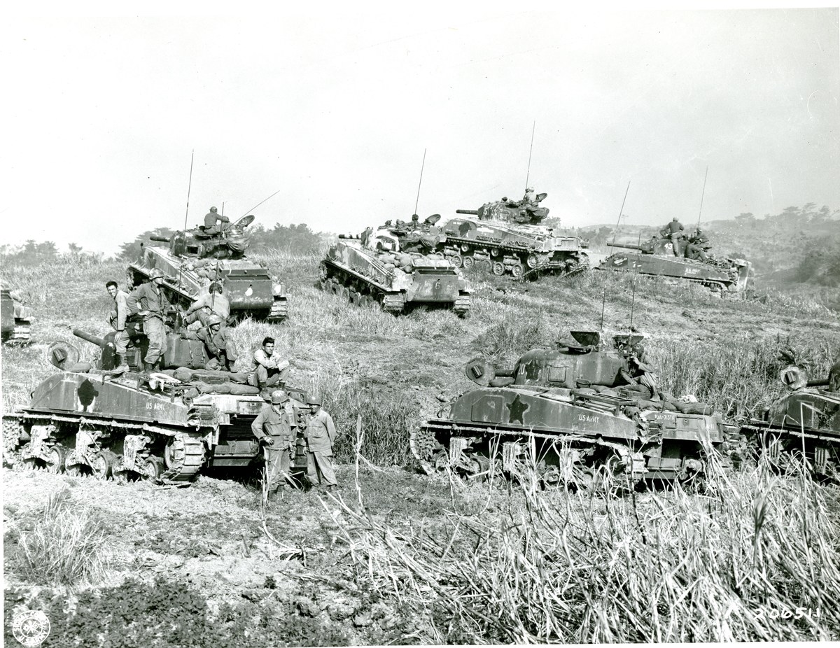 filme The Mosquito Bowl explora sacrifício cristão na Batalha de Okinawa, e a imagem mostra tanques americanos em uma colina de Okinawa em 1945