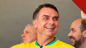 Flávio Bolsonaro fora do Brasil é o relato atribuído a aliados pela CNN Brasil, e a imagem mostra o senador Flávio Bolsonaro sorrindo com a camisa da seleção brasileira
