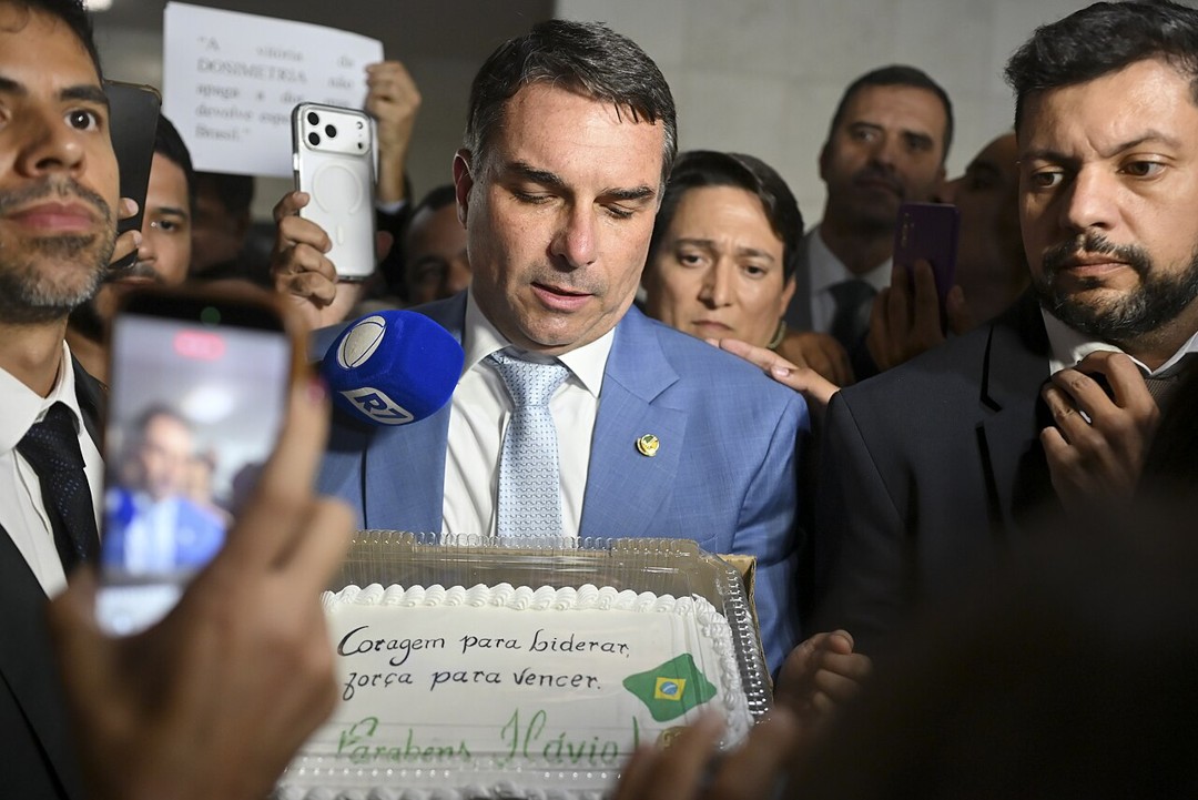 Senador Flávio Bolsonaro cercado por jornalistas e apoiadores no Senado Federal