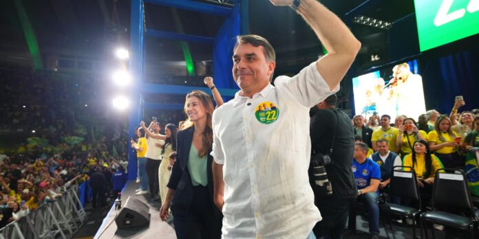 Flávio Bolsonaro em ato de campanha