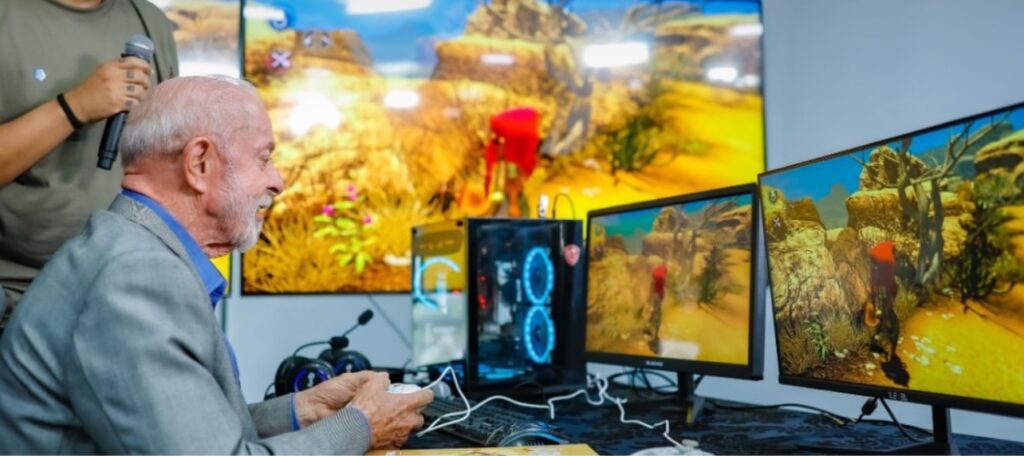 Lula joga videogame durante o lançamento do programa Desenvolve Gamers Brasil