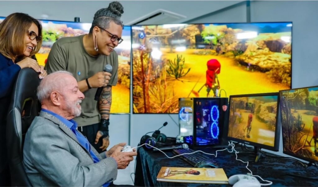 Lula sorri jogando videogame ao lado de Janja no evento Desenvolve Gamers Brasil