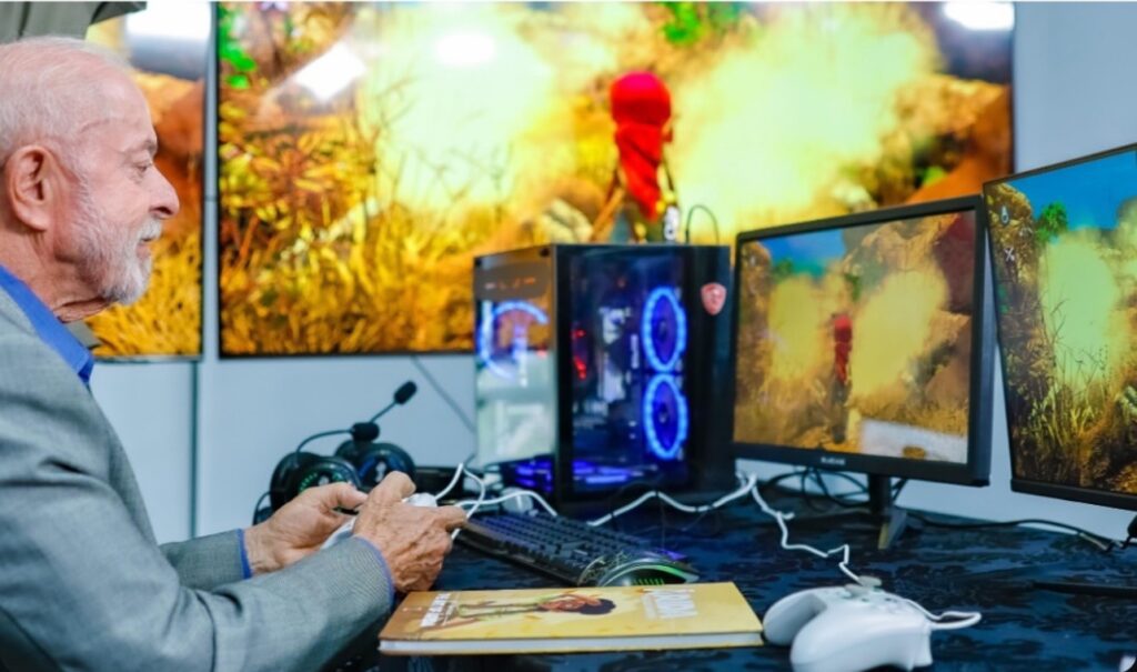 Lula joga o game brasileiro Árida, ambientado no sertão, durante evento do programa de games