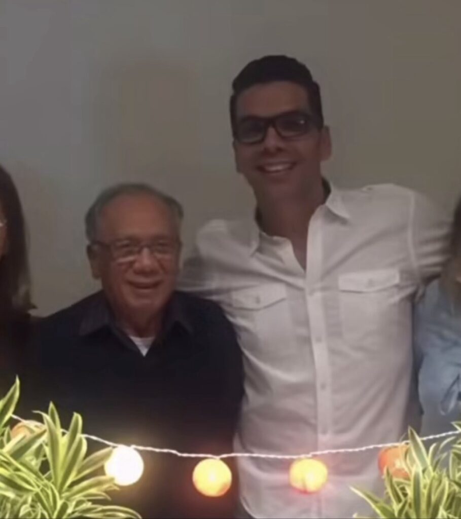 Pastor Eugênio Virginio da Silva ao lado do filho, o cantor Paulo César Baruk, em foto de família
