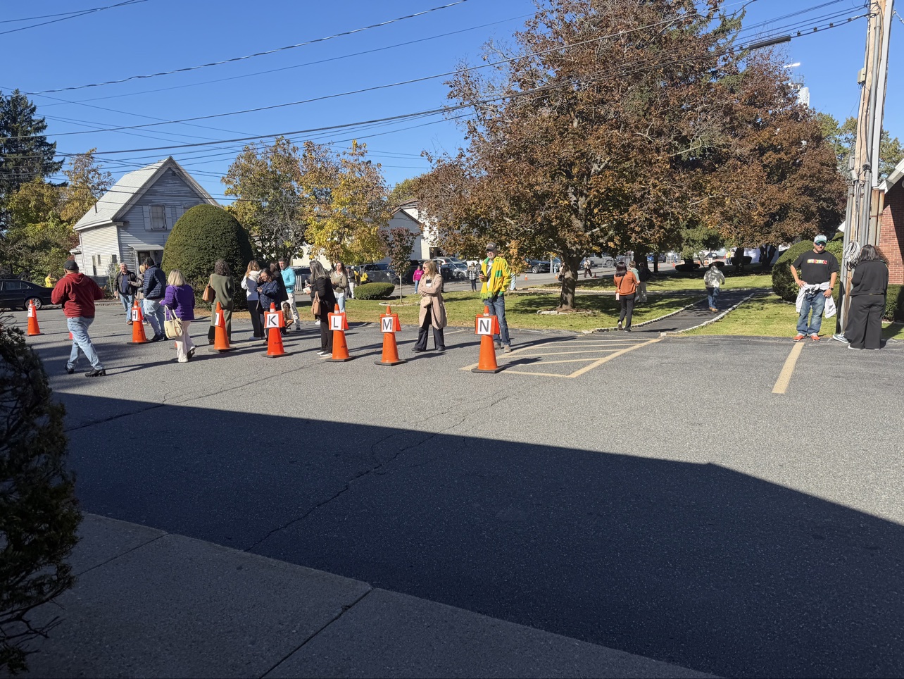 Eleitores na fila externa da votação em Framingham, Massachusetts