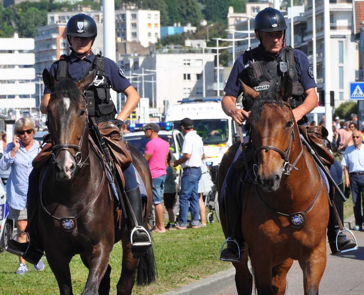 França mobiliza 70 mil policiais para o Halloween com agentes em todo o país, e a imagem mostra a polícia montada francesa em rua, em foto ilustrativa de arquivo
