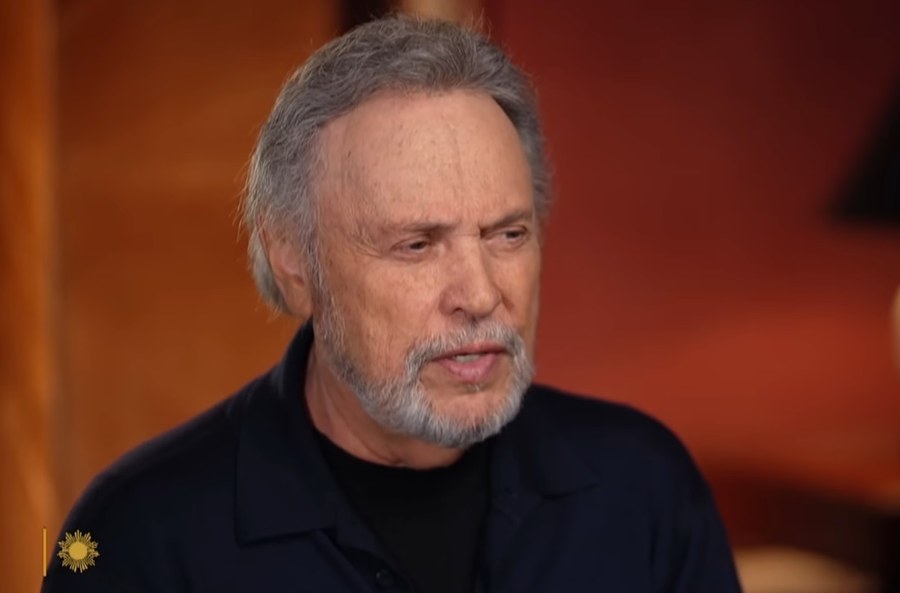 Franklin Graham responde a Billy Crystal após as declarações do ator à CBS, e a imagem mostra Billy Crystal em entrevista ao programa CBS Sunday Morning