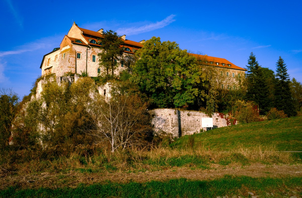 freiras beneditinas enfrentam prazo de 1 milhão de dólares, e a imagem mostra a Abadia de Tyniec, abadia beneditina histórica da Polônia, vista a partir dos campos