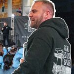 Jake Bodine, CEO da God Behind Bars, pregando para detentas dentro de uma prisão.