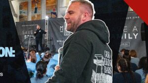 Jake Bodine, CEO da God Behind Bars, pregando para detentas dentro de uma prisão.