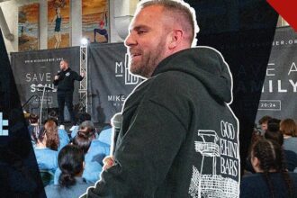 Jake Bodine, CEO da God Behind Bars, pregando para detentas dentro de uma prisão.