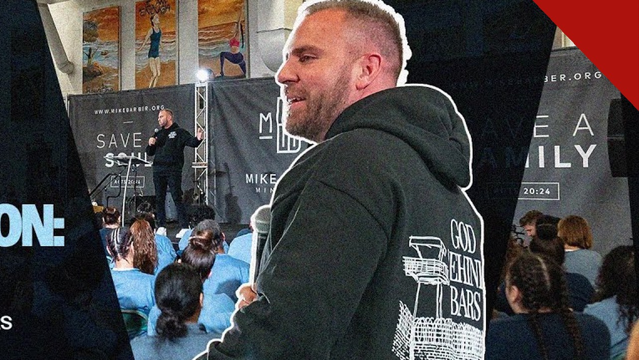 Jake Bodine, CEO da God Behind Bars, pregando para detentas dentro de uma prisão.
