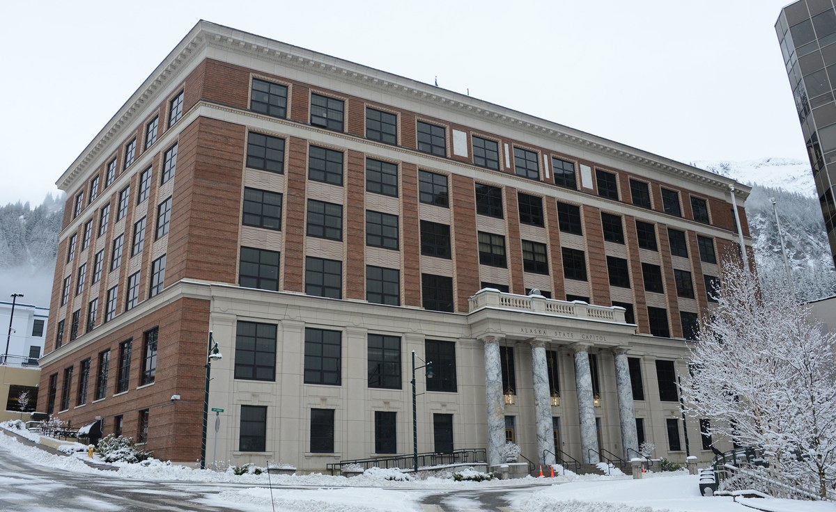 governador do Alasca manda investigar campanha de Mary Peltola ao Senado dos Estados Unidos, e a imagem mostra o Capitólio do Estado do Alasca, em Juneau, coberto de neve, em foto de arquivo