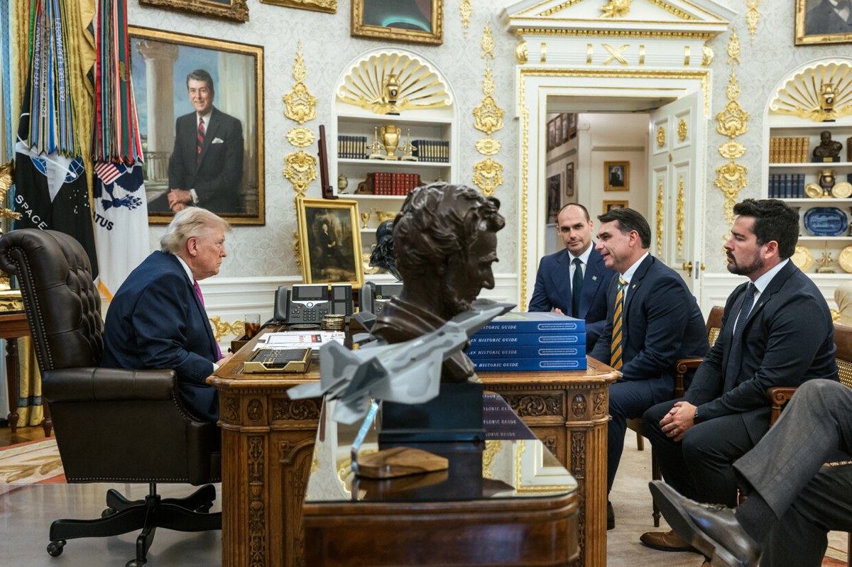 governo Trump vai conceder vistos a Flávio Bolsonaro e à família, e a imagem mostra Donald Trump ao lado de Eduardo Bolsonaro, Flávio Bolsonaro e Paulo Figueiredo