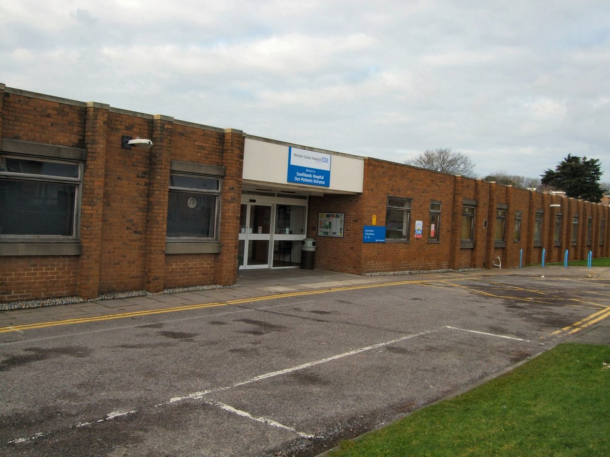 grupo cristão pede revisão de política de gênero do Reino Unido, e a imagem mostra um hospital do sistema público de saúde britânico, o NHS, no Reino Unido