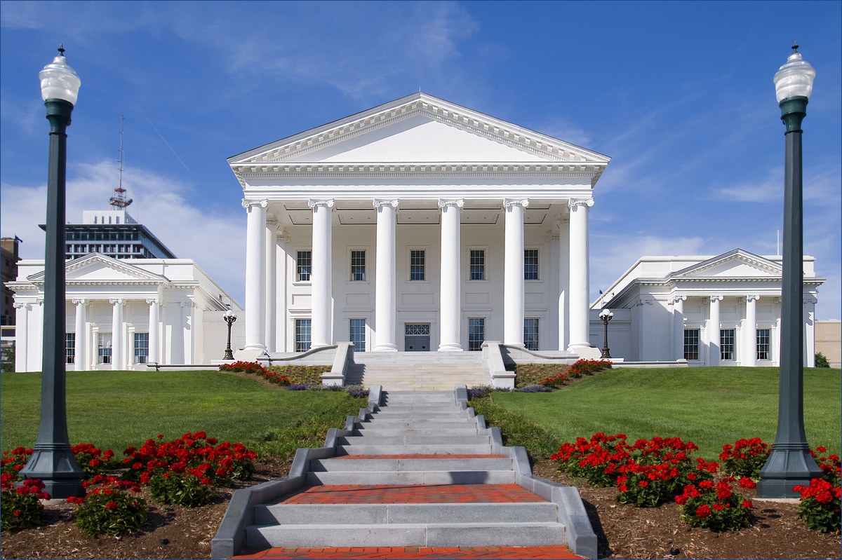 grupos antiaborto testam estratégias opostas em Missouri e Virgínia diante das medidas nas urnas americanas, e a imagem mostra o Capitólio do Estado da Virgínia, em Richmond, em foto de arquivo