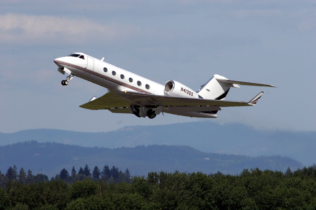 Jato executivo Gulfstream G400 em aeroporto, modelo citado nas apurações sobre a suposta fuga de Flávio Bolsonaro