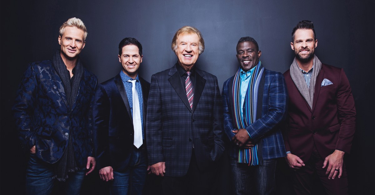 Guy Penrod enfrenta diagnóstico grave de saúde, e a imagem mostra os integrantes da Gaither Vocal Band, grupo em que Penrod cantou, em foto de estúdio de 2023
