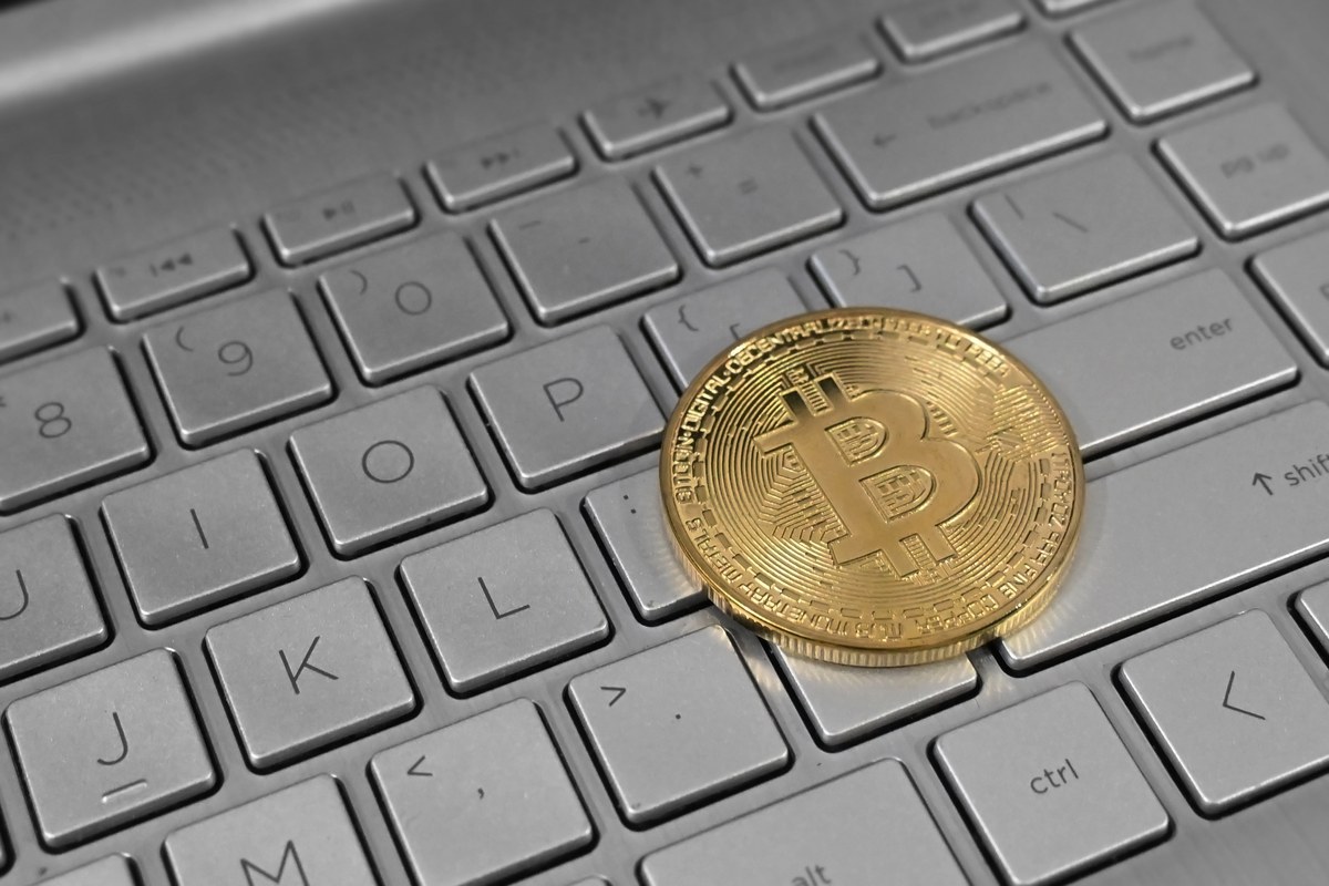 hackers roubam 6 bilhões de dólares em criptomoedas da Binance, e a imagem mostra moedas físicas de Bitcoin, em referência ao mercado de criptomoedas atingido pelo maior roubo já registrado