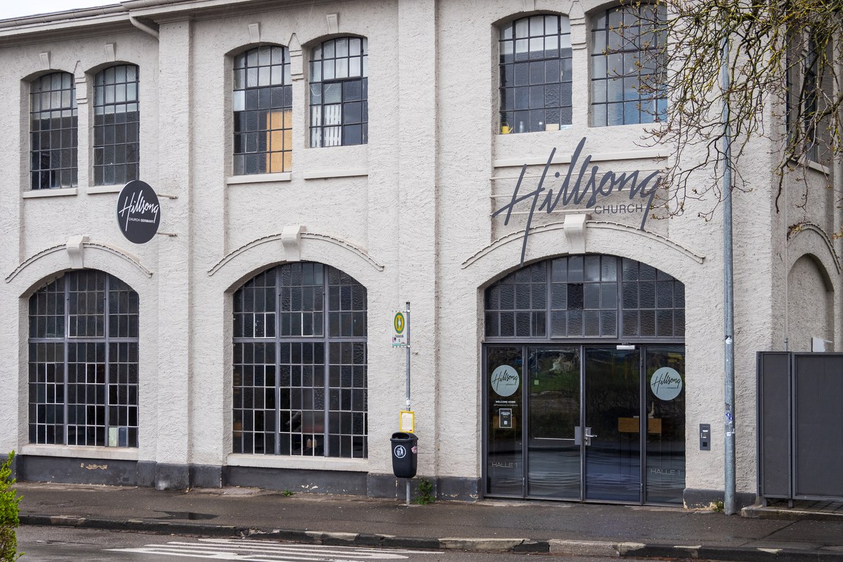 Hillsong Worship lança 3 músicas do álbum Holy Is the Name em novo projeto ao vivo, e a imagem mostra a fachada de uma igreja da Hillsong em Konstanz, na Alemanha, em foto de arquivo